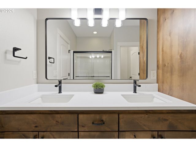523 N 8TH Pl, Carlton, OR 97111