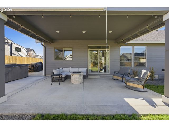 523 N 8TH Pl, Carlton, OR 97111