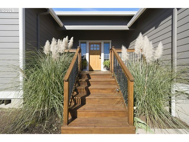 523 N 8TH Pl, Carlton, OR 97111
