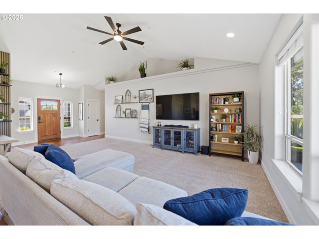 523 N 8TH Pl, Carlton, OR 97111