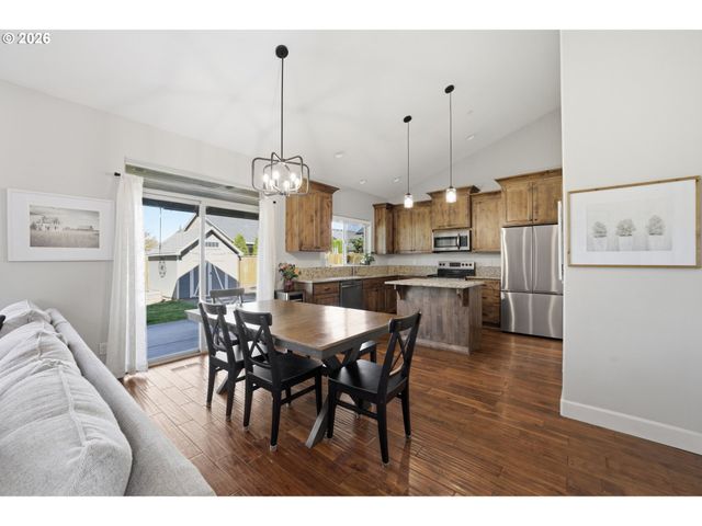 523 N 8TH Pl, Carlton, OR 97111