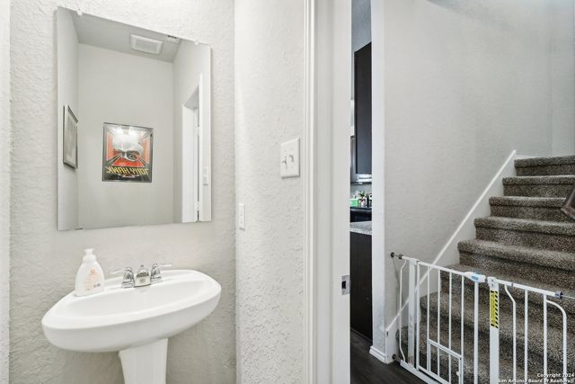 10514 GREEN LAKE DR, San Antonio, TX 78223