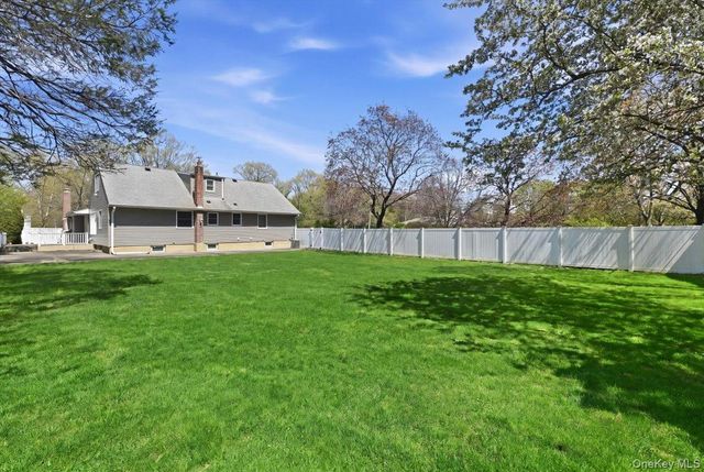 31 Chelsea Drive, Syosset, NY 11791