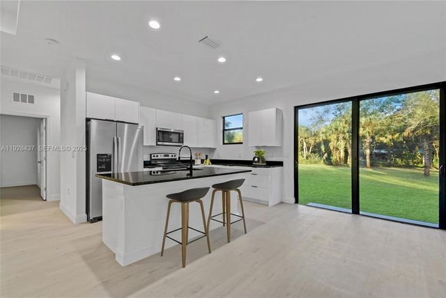 618 Sheldon Ave, Lehigh Acres, FL 33936