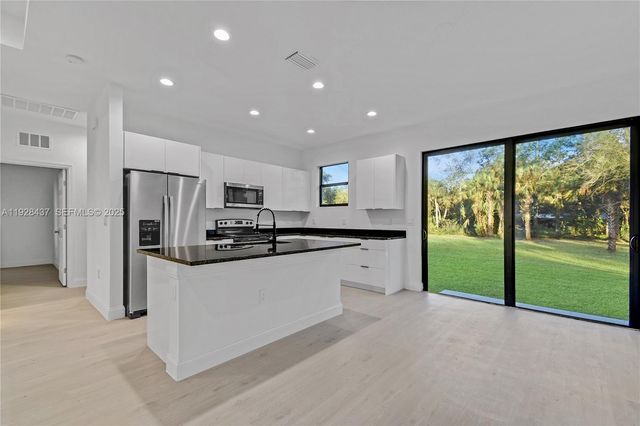 618 Sheldon Ave, Lehigh Acres, FL 33936