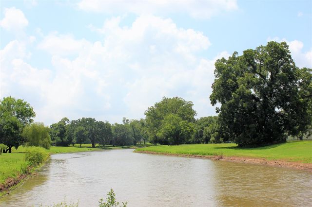 113 Pony Trail, Angleton, TX 77515
