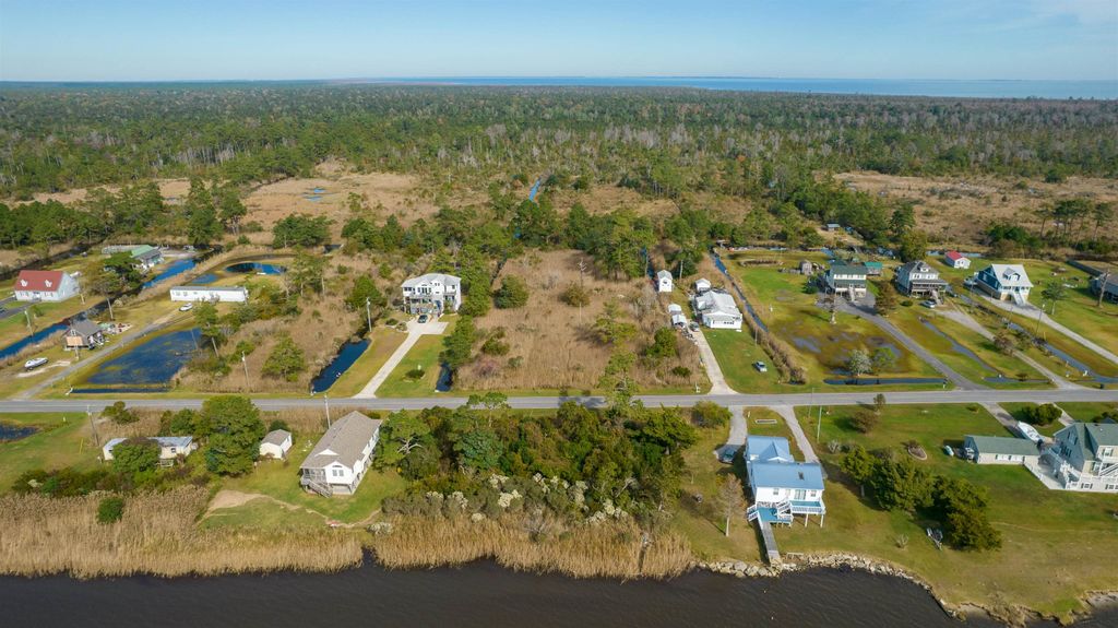 Image 4 of property listing at 170 Bayview Drive, Stumpy Point, NC 27978