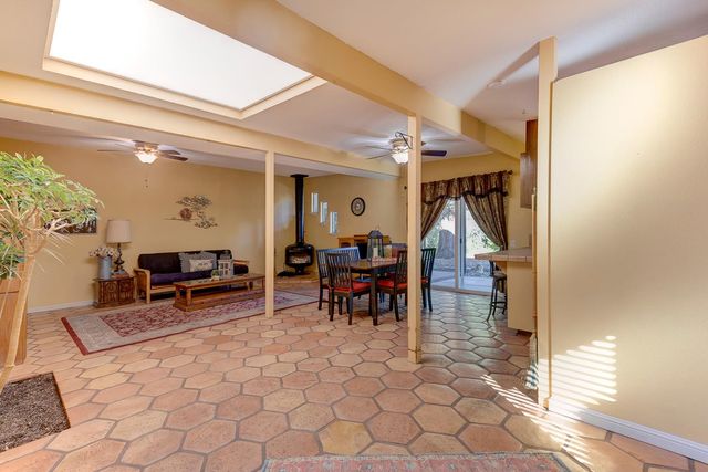 8745 Ski Ct, Elk Grove, CA 95624