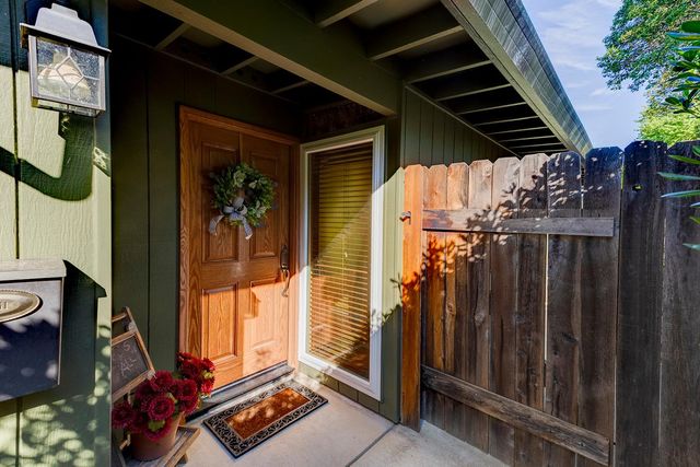 8745 Ski Ct, Elk Grove, CA 95624