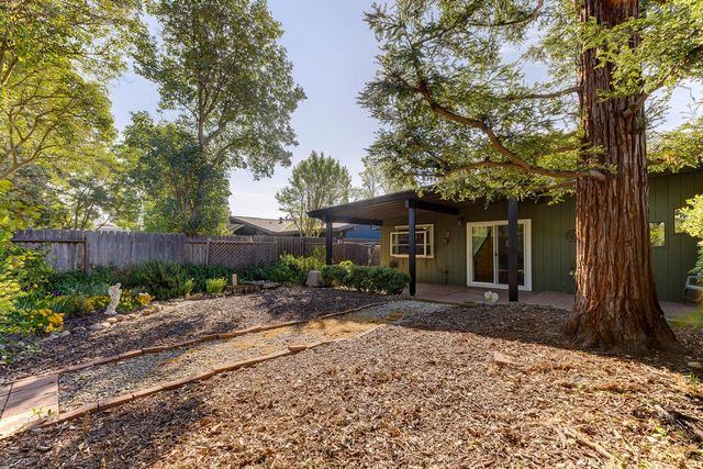 8745 Ski Ct, Elk Grove, CA 95624