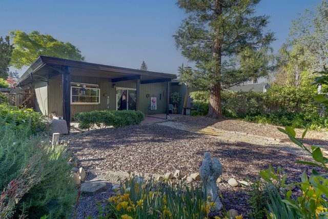 8745 Ski Ct, Elk Grove, CA 95624