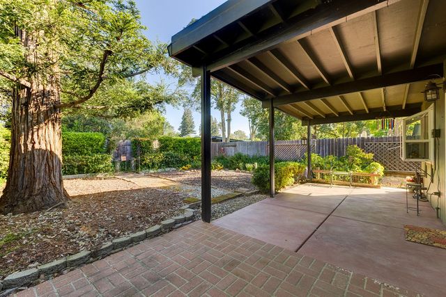 8745 Ski Ct, Elk Grove, CA 95624