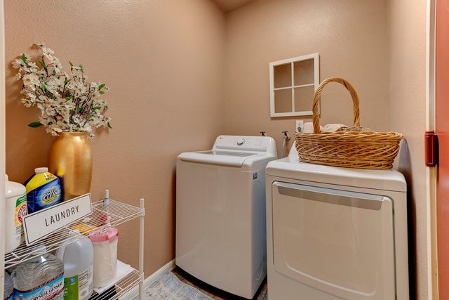 8745 Ski Ct, Elk Grove, CA 95624