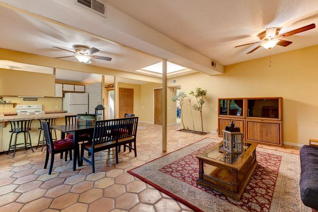 8745 Ski Ct, Elk Grove, CA 95624