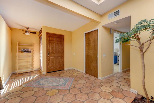 8745 Ski Ct, Elk Grove, CA 95624