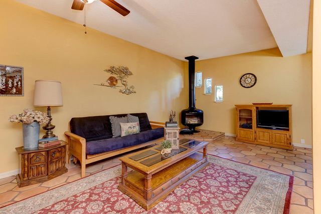 8745 Ski Ct, Elk Grove, CA 95624