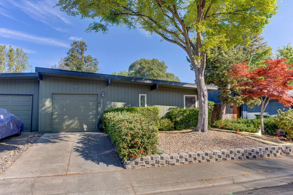 8745 Ski Ct, Elk Grove, CA 95624