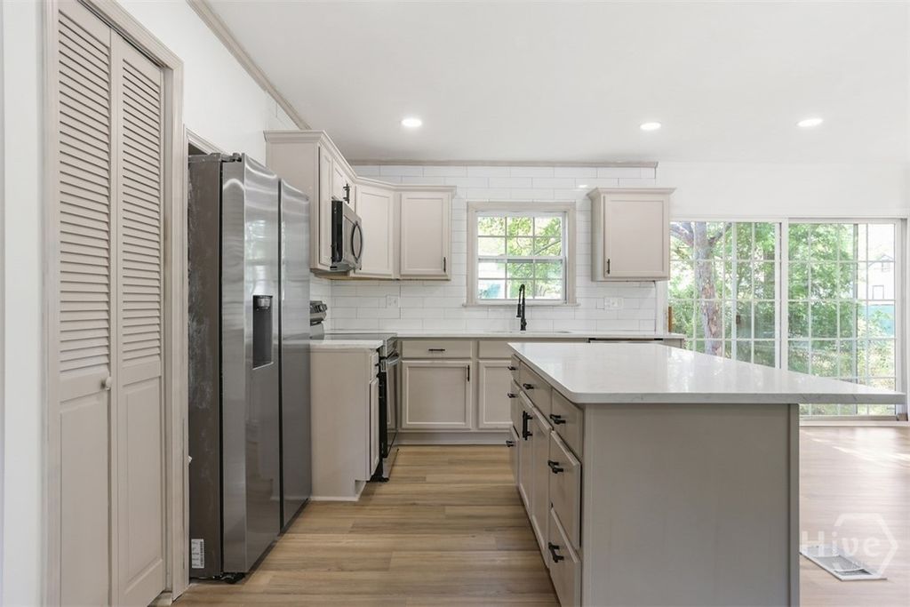 Image 11 of property listing at 2004 Causton Bluff Road, Savannah, GA 31404