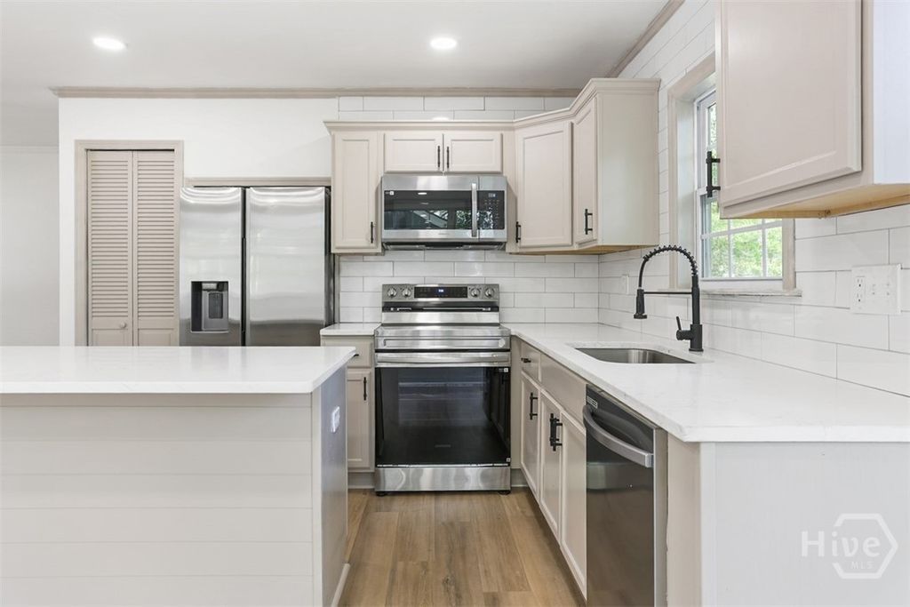 Image 9 of property listing at 2004 Causton Bluff Road, Savannah, GA 31404