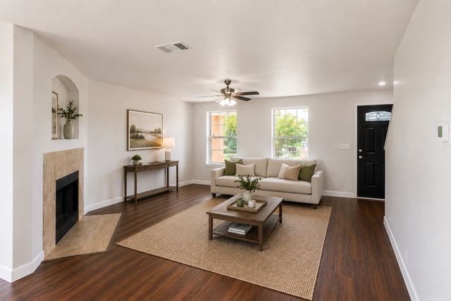 501 Coral Reef Lane, Glenn Heights, TX 75154