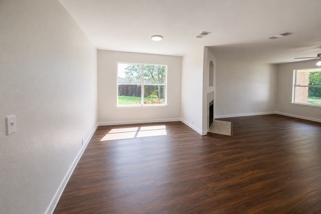 501 Coral Reef Lane, Glenn Heights, TX 75154