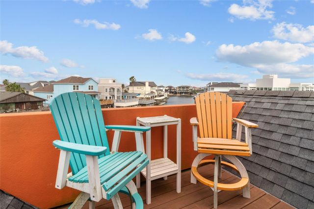 106 Isles End Road, Tiki Island, TX 77554