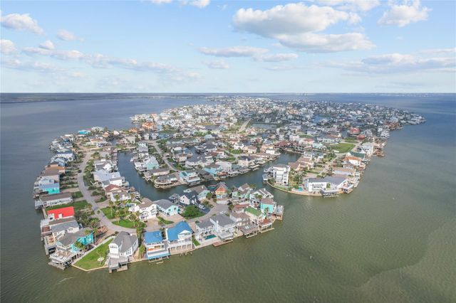 106 Isles End Road, Tiki Island, TX 77554