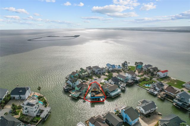 106 Isles End Road, Tiki Island, TX 77554