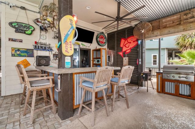 106 Isles End Road, Tiki Island, TX 77554