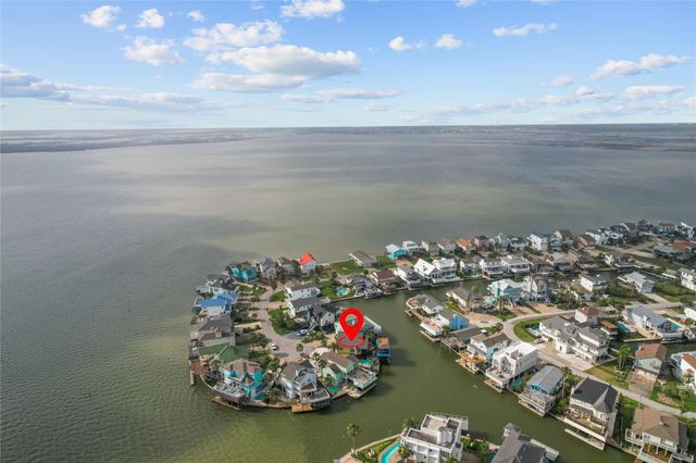 106 Isles End Road, Tiki Island, TX 77554