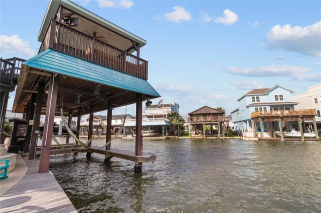 106 Isles End Road, Tiki Island, TX 77554
