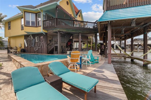 106 Isles End Road, Tiki Island, TX 77554