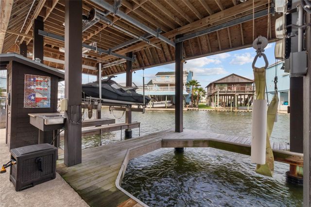 106 Isles End Road, Tiki Island, TX 77554