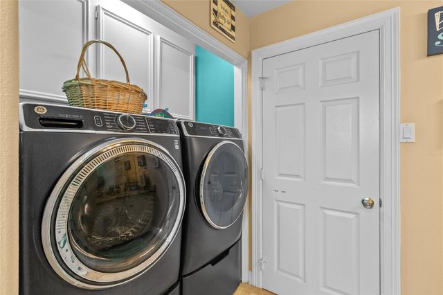 106 Isles End Road, Tiki Island, TX 77554