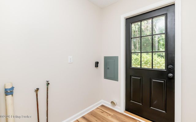 301 Summit Ct, Louisville, KY 40243