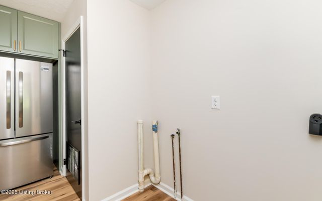 301 Summit Ct, Louisville, KY 40243