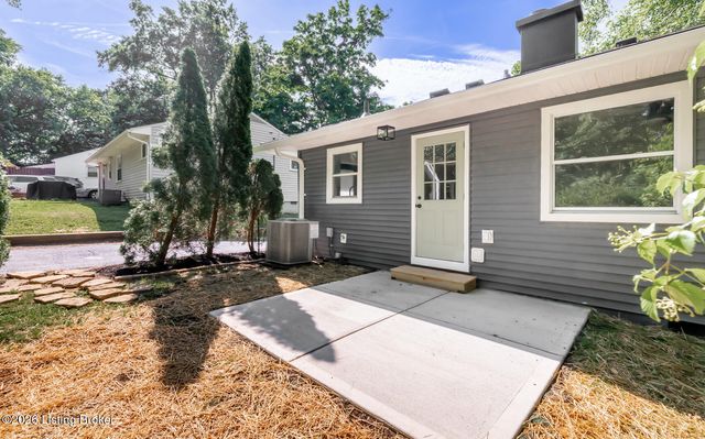 301 Summit Ct, Louisville, KY 40243