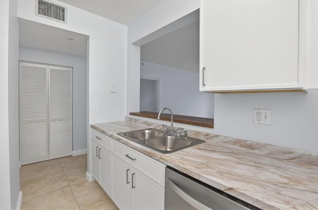 800 Uno Lago Drive 102, Juno Beach, FL 33408