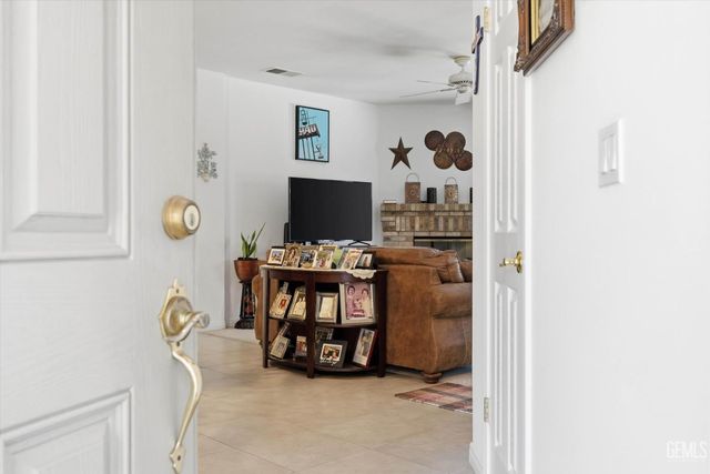 9712 N Bossa Nova Court, Bakersfield, CA 93312