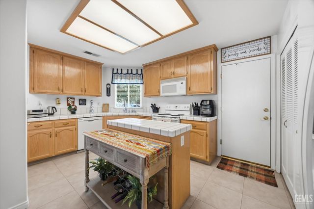 9712 N Bossa Nova Court, Bakersfield, CA 93312