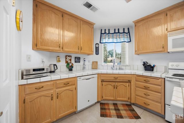 9712 N Bossa Nova Court, Bakersfield, CA 93312