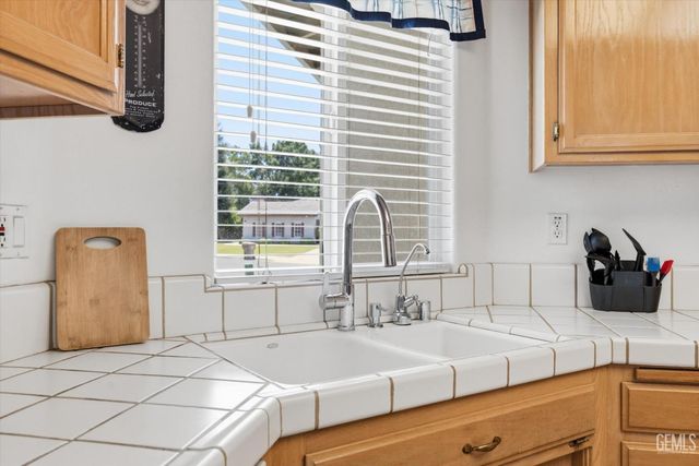 9712 N Bossa Nova Court, Bakersfield, CA 93312