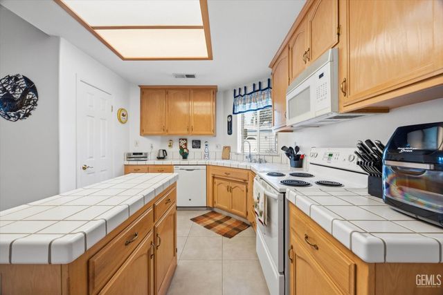 9712 N Bossa Nova Court, Bakersfield, CA 93312