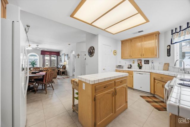 9712 N Bossa Nova Court, Bakersfield, CA 93312