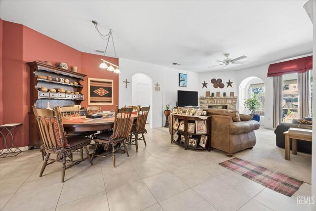 9712 N Bossa Nova Court, Bakersfield, CA 93312