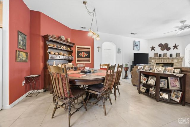 9712 N Bossa Nova Court, Bakersfield, CA 93312