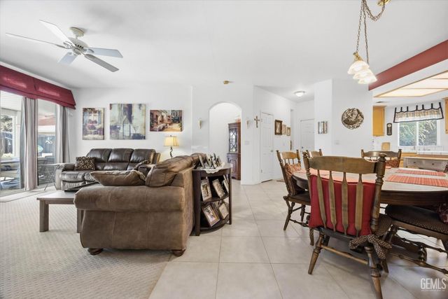 9712 N Bossa Nova Court, Bakersfield, CA 93312