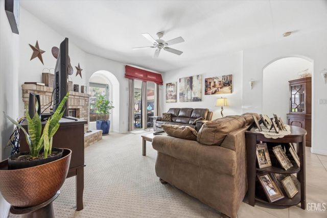 9712 N Bossa Nova Court, Bakersfield, CA 93312