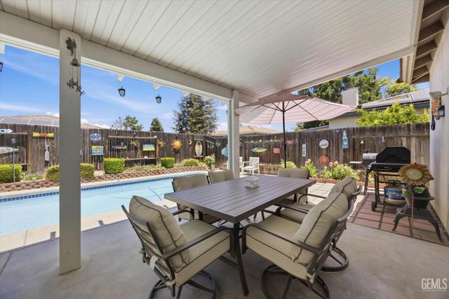 9712 N Bossa Nova Court, Bakersfield, CA 93312