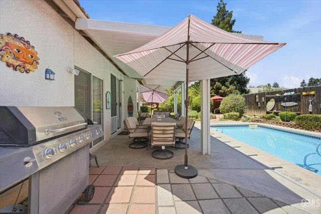 9712 N Bossa Nova Court, Bakersfield, CA 93312